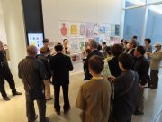 開館したばかりの県立美術館を見学する応援団（令和7年4月20日）